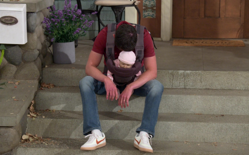 Nike Killshot Shoes of Max Greenfield as Dave in The Neighborhood S03E16 (1)