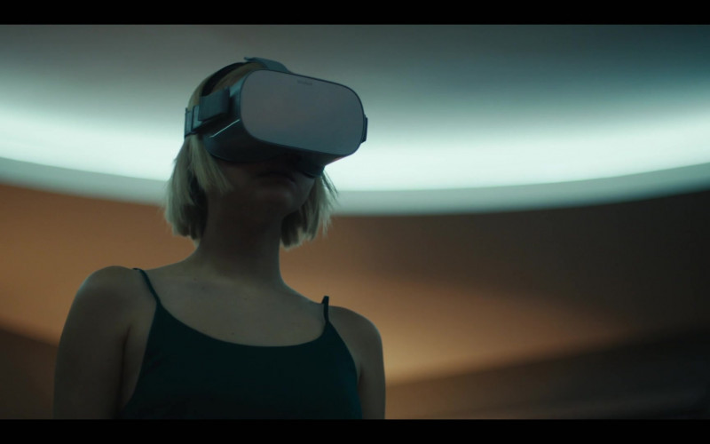 Oculus VR Headset of Julia Goldani Telles as Iris in The Girlfriend Experience S03E05 Control Shift (2021)