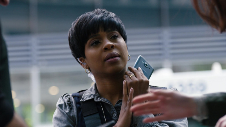 Samsung Galaxy Smartphone of Tamara Taylor as Prof. Angela Wheatley in Law & Order Organized Crime S01E07