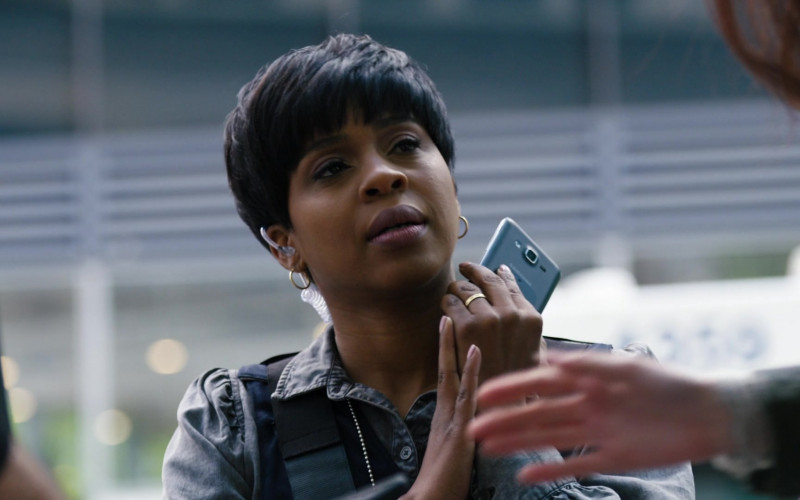 Samsung Galaxy Smartphone of Tamara Taylor as Prof. Angela Wheatley in Law & Order Organized Crime S01E07