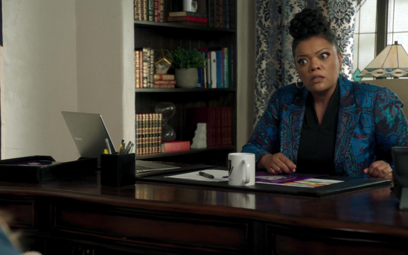 Samsung Notebook of Yvette Nicole Brown as Sherilyn in Big Shot S01E05 This is our House (2021)