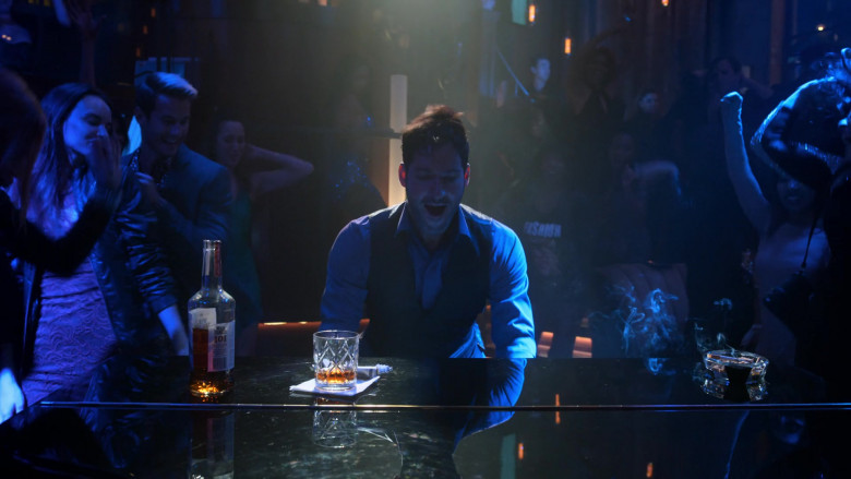 Wild Turkey 101 Kentucky Bourbon Whiskey Enjoyed by Tom Ellis in Lucifer S05E09 TV Show 2021 (1)