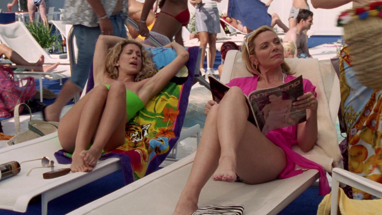 Angeleno Magazine Held by Kim Cattrall as Samantha Jones in Sex and the City S03E14 Sex and Another City (2)