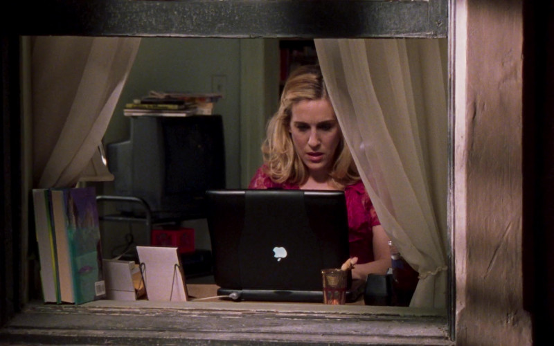 Apple Black Laptop (Powerbook G3) of Carrie Bradshaw (Sarah Jessica Parker) in Sex and the City S06E01 To Market, to Market (1)