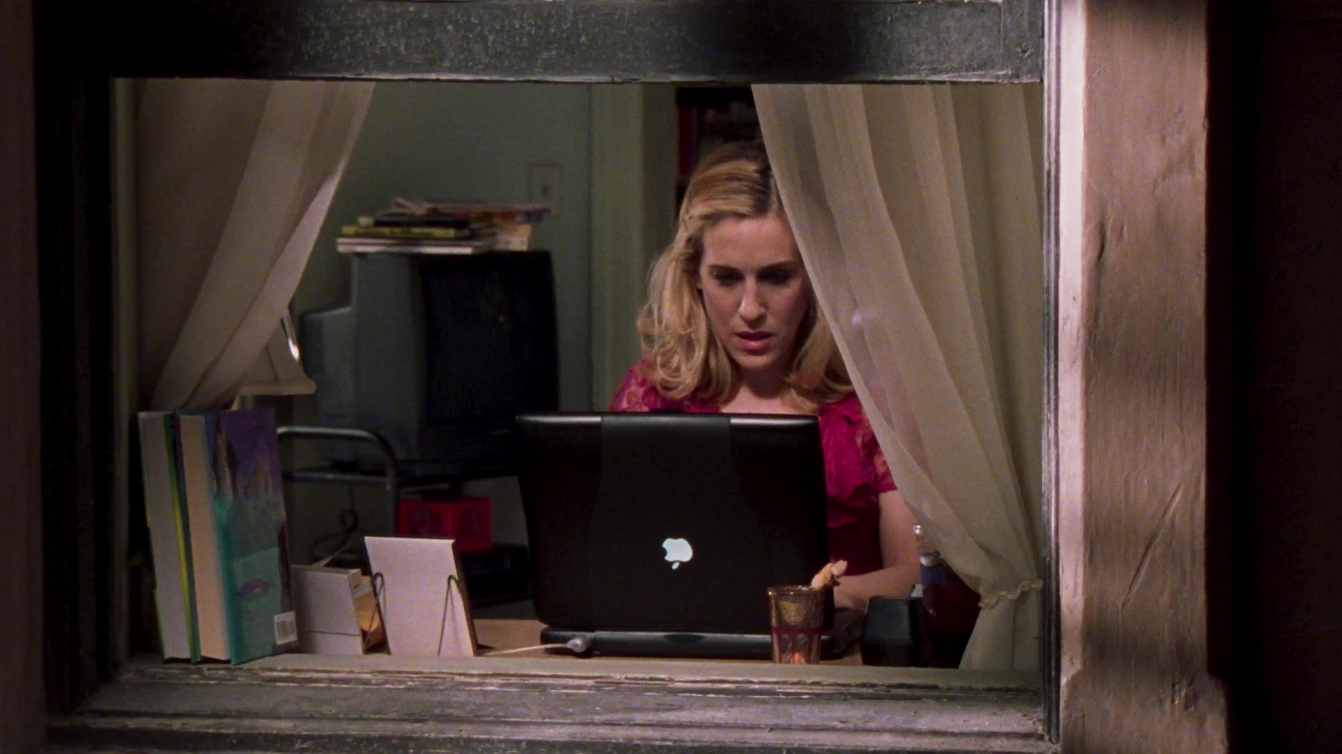 Apple Black Laptop (Powerbook G3) Of Carrie Bradshaw (Sarah Jessica Parker)  In Sex And The City S06E01 