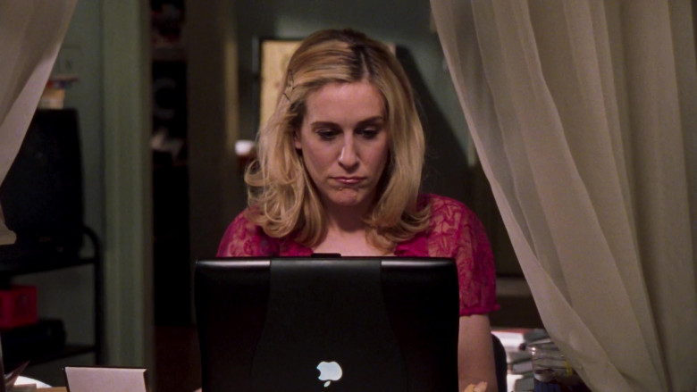 Apple Black Laptop (Powerbook G3) of Carrie Bradshaw (Sarah Jessica Parker) in Sex and the City S06E01 To Market, to Market (2)
