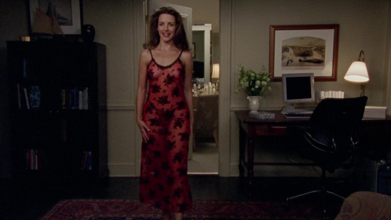 Apple Computer Monitor of Charlotte York (Kristin Davis) in Sex and the City S03E16 Frenemies (2000)