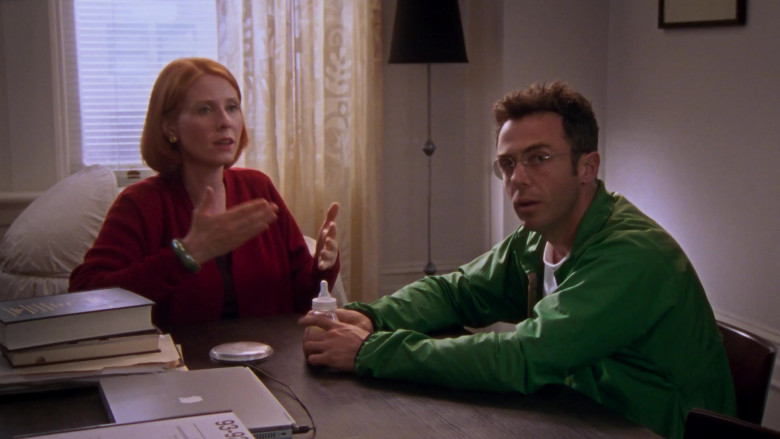 Apple Laptop of Cynthia Nixon as Miranda Hobbes in Sex and the City S05E03 Luck Be an Old Lady (2002)