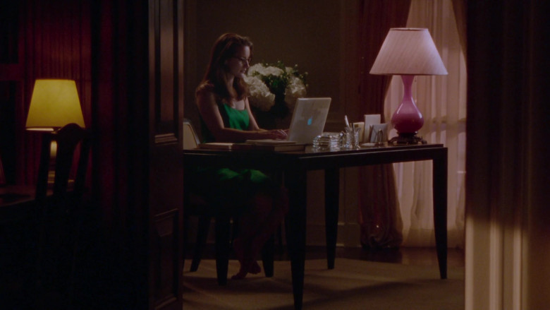 Apple Laptop of Kristin Davis as Charlotte York in Sex and the City S05E04 2002 TV Show (1)