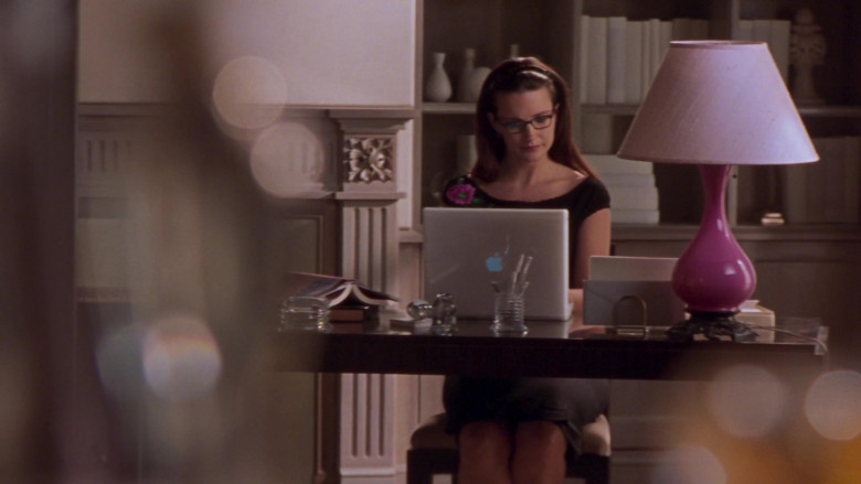Apple Laptop of Kristin Davis as Charlotte York in Sex and the City S05E04 2002 TV Show (2)