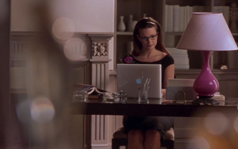 Apple Laptop of Kristin Davis as Charlotte York in Sex and the City S05E04 2002 TV Show (2)