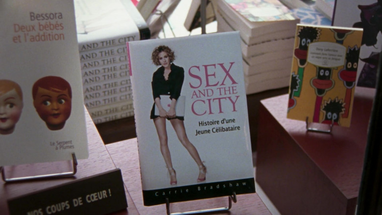 Apple Laptop (on the cover of the book) Held by Sarah Jessica Parker as Carrie Bradshaw in Sex and the City S06E20 An American Girl In Paris (Part Deux) (1)
