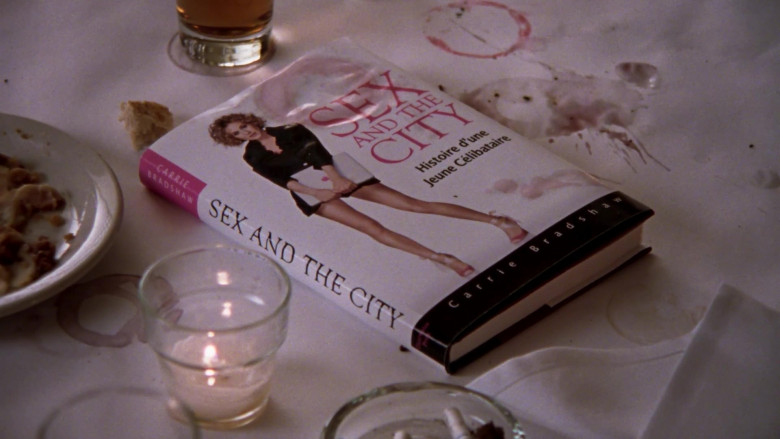 Apple Laptop (on the cover of the book) Held by Sarah Jessica Parker as Carrie Bradshaw in Sex and the City S06E20 An American Girl In Paris (Part Deux) (2)