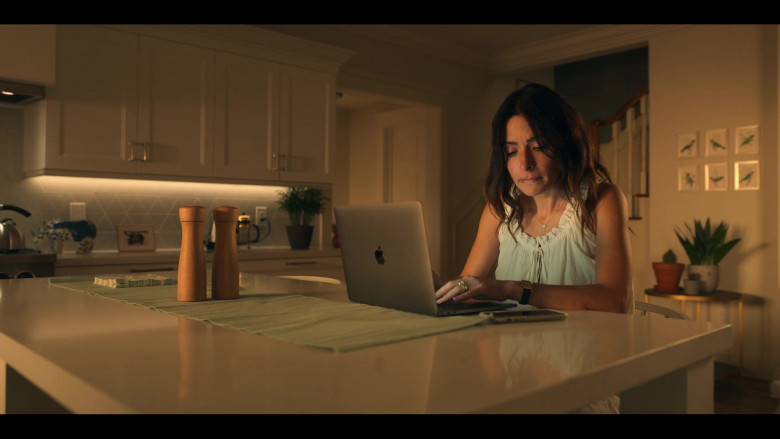 Apple Laptops Used by Sarah Shahi as Billie Connelly in Sex Life S01E04 TV Series (5)