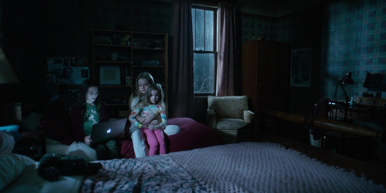 Apple MacBook Laptop Used by Brooklynn Prince as Hilde Lisko in Home Before Dark S02E02 (3)