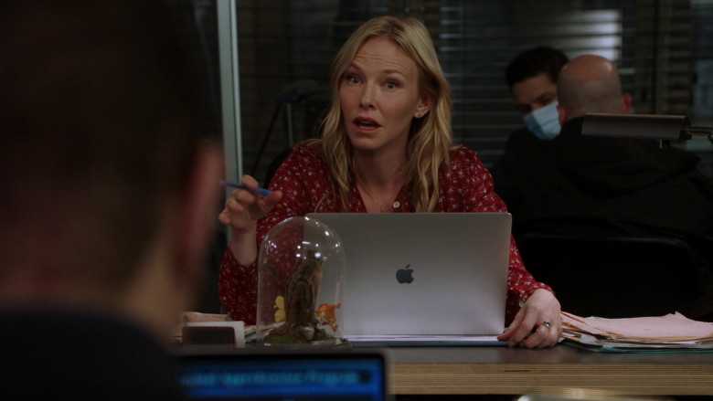 Apple MacBook Laptop Used by Kelli Giddish as Amanda Rollins in Law & Order Special Victims Unit S22E16 Wolves in Sheep’s Clothing (2021)