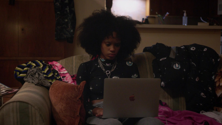 Apple MacBook Laptop in Betty S02E01 Octopussy (2021)
