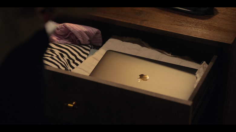 Apple MacBook Laptop in Sex Life S01E06 Somewhere Only We Know (1)