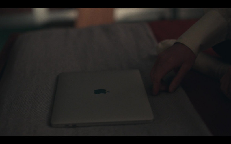 Apple MacBook Laptop of Dave Burd (Lil Dicky) in Dave S02E01 International Gander (2021)