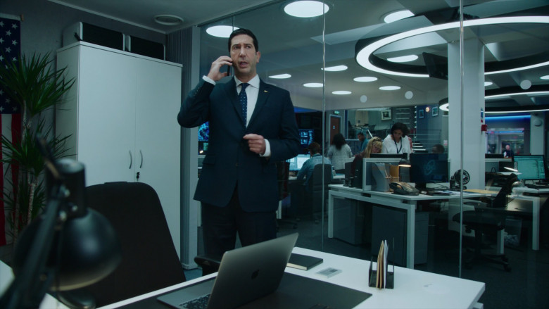 Apple MacBook Laptop of David Schwimmer as Jerry Bernstein in Intelligence S02E04 TV Show 2021 (1)