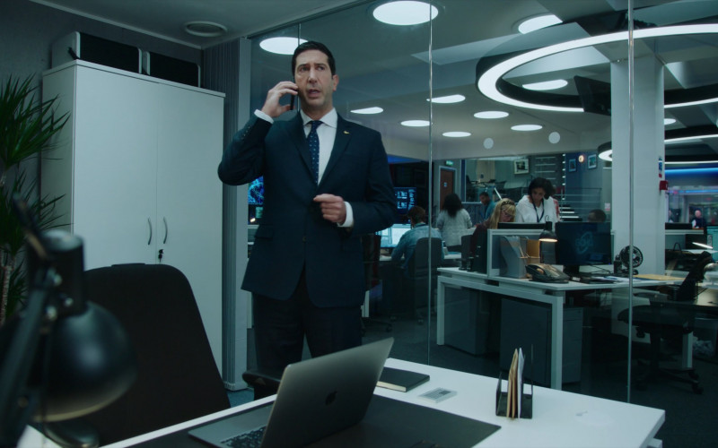 Apple MacBook Laptop of David Schwimmer as Jerry Bernstein in Intelligence S02E04 TV Show 2021 (1)