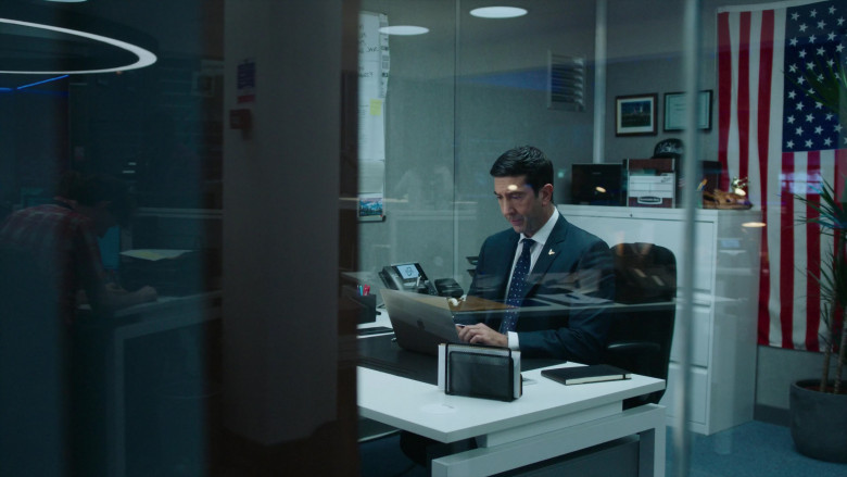 Apple MacBook Laptop of David Schwimmer as Jerry Bernstein in Intelligence S02E04 TV Show 2021 (2)