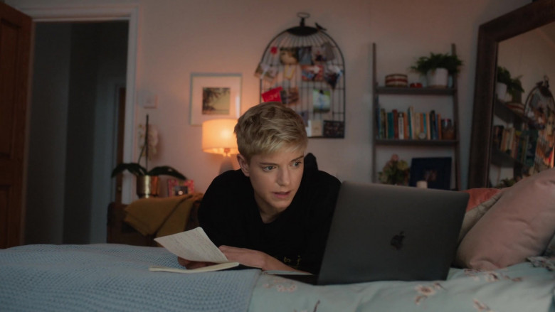 Apple MacBook Laptop of Mae Martin in Feel Good S02E03 (2021)