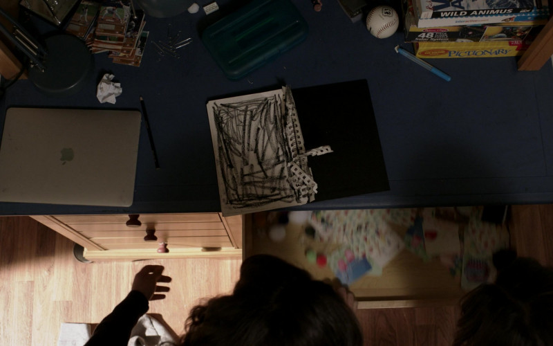 Apple MacBook Notebook in Manifest S03E13 Mayday Part 2 (2021)