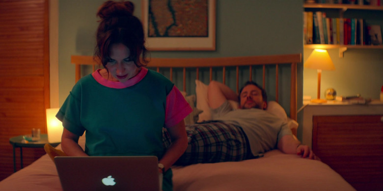 Apple MacBook Pro Laptop Used by Rafe Spall as Jason Ross & Esther Smith as Nikki Newman in Trying S02E05 (2)