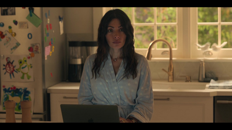 Apple MacBook Pro Laptop of Sarah Shahi as Billie Connelly in Sex Life S01E03 TV Show 2021 (1)