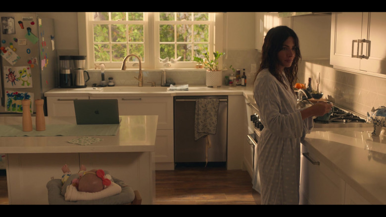 Apple MacBook Pro Laptop of Sarah Shahi as Billie Connelly in Sex Life S01E03 TV Show 2021 (2)