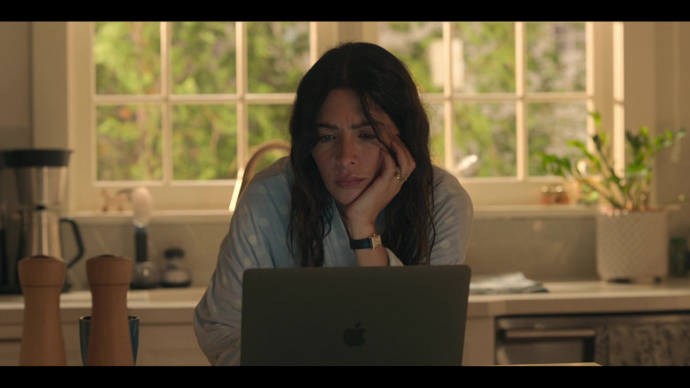 Apple MacBook Pro Laptop of Sarah Shahi as Billie Connelly in Sex Life S01E03 TV Show 2021 (3)