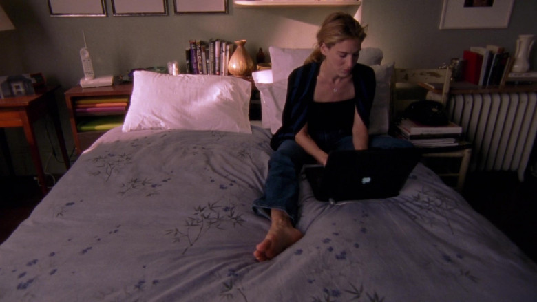 Apple Macintosh PowerBook G3 Laptop of Sarah Jessica Parker as Carrie Bradshaw in Sex and the City S04E07 TV Show 2001