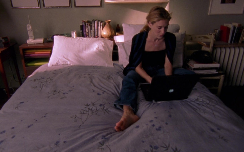 Apple Macintosh PowerBook G3 Laptop of Sarah Jessica Parker as Carrie Bradshaw in Sex and the City S04E07 TV Show 2001