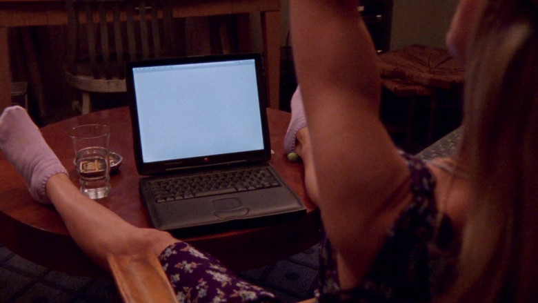 Apple Macintosh PowerBook Laptop of Sarah Jessica Parker as Carrie Bradshaw in Sex and the City S02E13 TV Series 1999 (1)