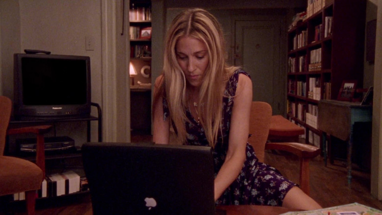 Apple Macintosh PowerBook Laptop of Sarah Jessica Parker as Carrie Bradshaw in Sex and the City S02E13 TV Series 1999 (2)