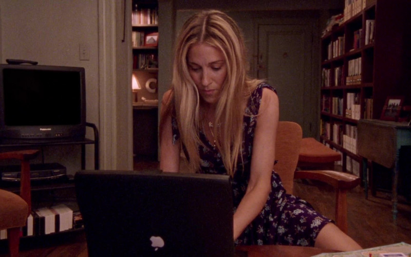 Apple Macintosh PowerBook Laptop of Sarah Jessica Parker as Carrie Bradshaw in Sex and the City S02E13 TV Series 1999 (2)