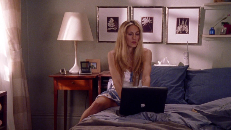 Apple PowerBook Black Notebook Used by Sarah Jessica Parker as Carrie Bradshaw in Sex and the City S02E12 TV Show