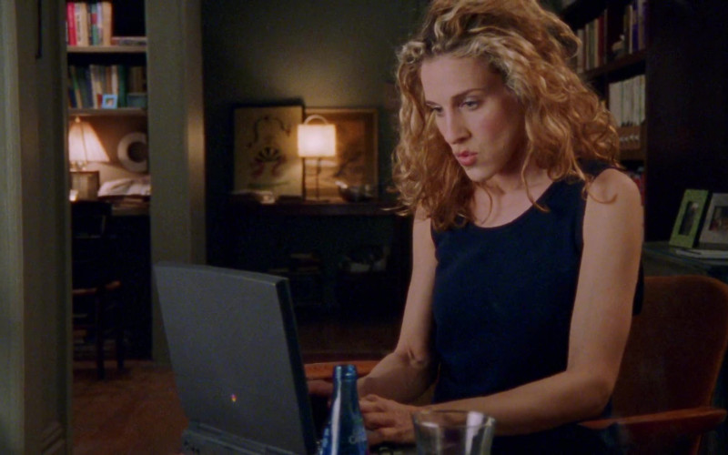 Apple PowerBook Black Notebook of Sarah Jessica Parker as Carrie Bradshaw in Sex and the City S01E08 Three's a Crowd (1998)