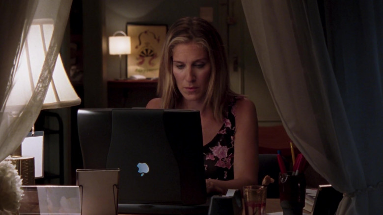 Apple PowerBook G3 Laptop Used by Actress Sarah Jessica Parker as Carrie Bradshaw in Sex and the City S06E10 Boy, Interrupted (2003)