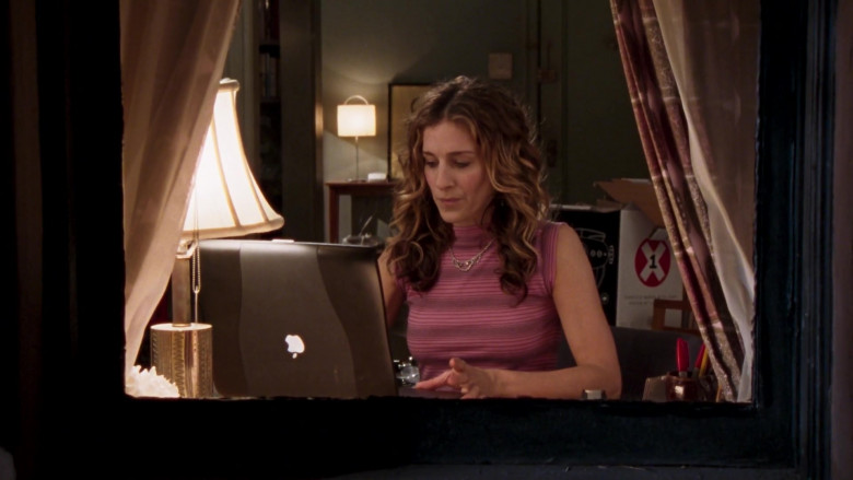 Apple PowerBook G3 Laptop Used by Actress Sarah Jessica Parker as Carrie Bradshaw in Sex and the City S06E16 Out of the Frying Pan 2004 (1)