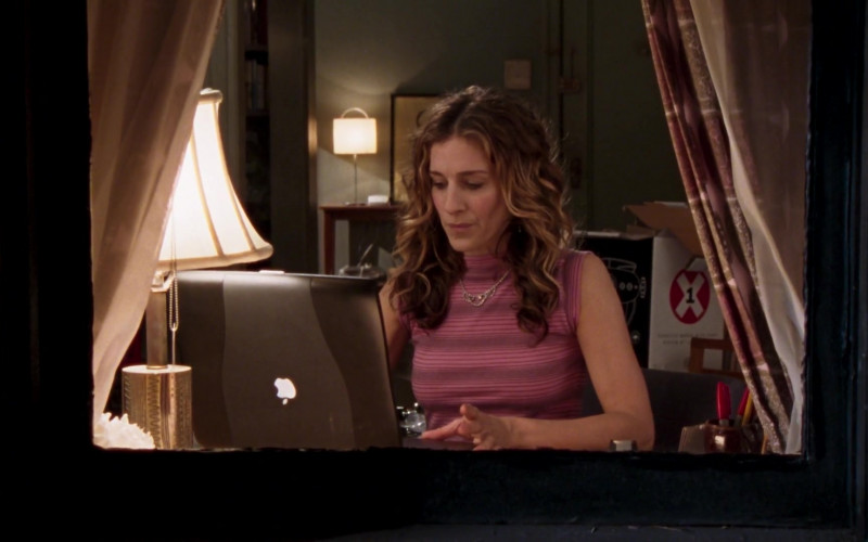 Apple PowerBook G3 Laptop Used by Actress Sarah Jessica Parker as Carrie Bradshaw in Sex and the City S06E16 Out of the Frying Pan 2004 (1)