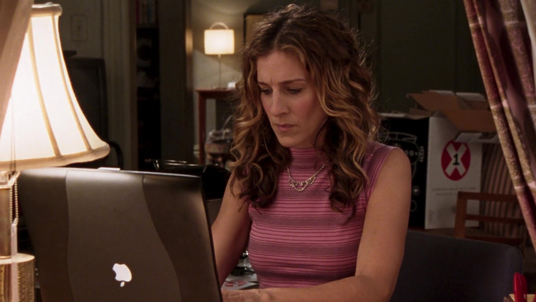 Apple PowerBook G3 Laptop Used by Actress Sarah Jessica Parker as Carrie Bradshaw in Sex and the City S06E16 Out of the Frying Pan 2004 (2)