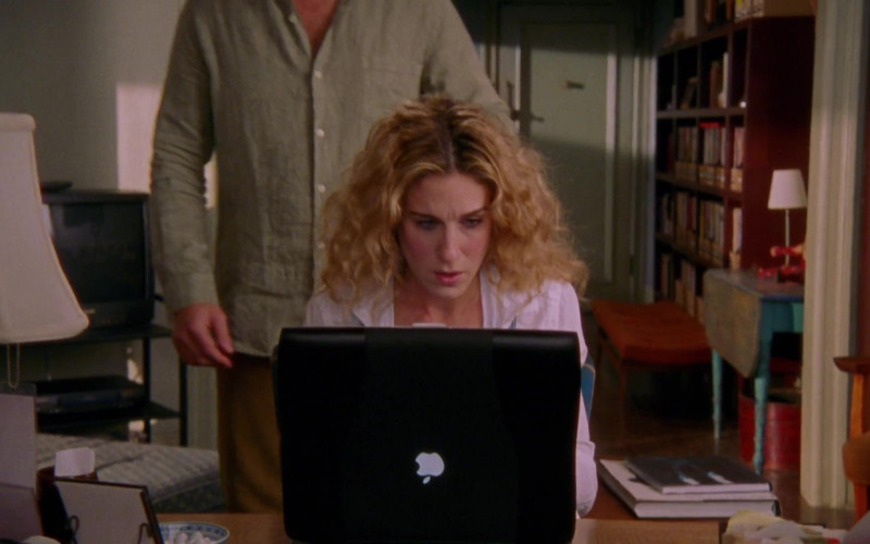 Apple PowerBook G3 Laptop Used by Sarah Jessica Parker as Carrie Bradshaw in Sex and the City S04E08 TV Show 2001 (1)