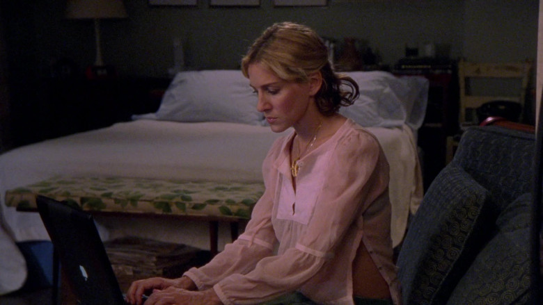 Apple PowerBook G3 Laptop Used by Sarah Jessica Parker as Carrie Bradshaw in Sex and the City S04E18 TV Show 2002 (1)