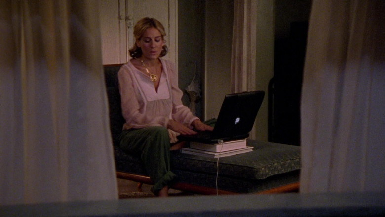 Apple PowerBook G3 Laptop Used by Sarah Jessica Parker as Carrie Bradshaw in Sex and the City S04E18 TV Show 2002 (2)