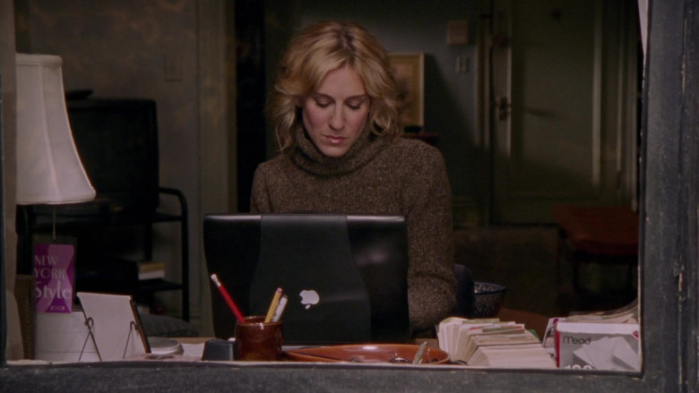Apple PowerBook G3 Laptop Used by Sarah Jessica Parker as Carrie Bradshaw in Sex and the City S04E18 TV Show 2002 (3)