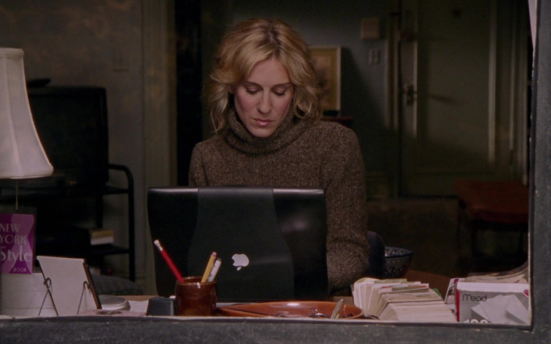 Apple PowerBook G3 Laptop Used by Sarah Jessica Parker as Carrie Bradshaw in Sex and the City S04E18 TV Show 2002 (3)