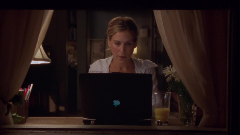 Apple PowerBook G3 Notebook Used by Carrie Bradshaw (Sarah Jessica Parker) in Sex and the City S05E08 I Love a Charade (2002)