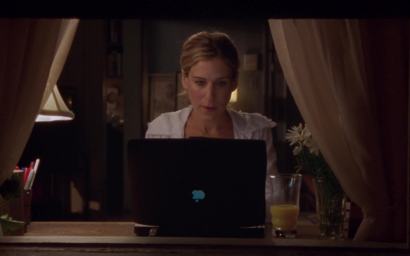 Apple PowerBook G3 Notebook Used by Carrie Bradshaw (Sarah Jessica Parker) in Sex and the City S05E08 I Love a Charade (2002)